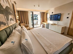 Apartemen Presidensial, Bebas Asap Rokok, pemandangan laut terbatas | Seprai premium, busa memori, brankas, dan meja kerja