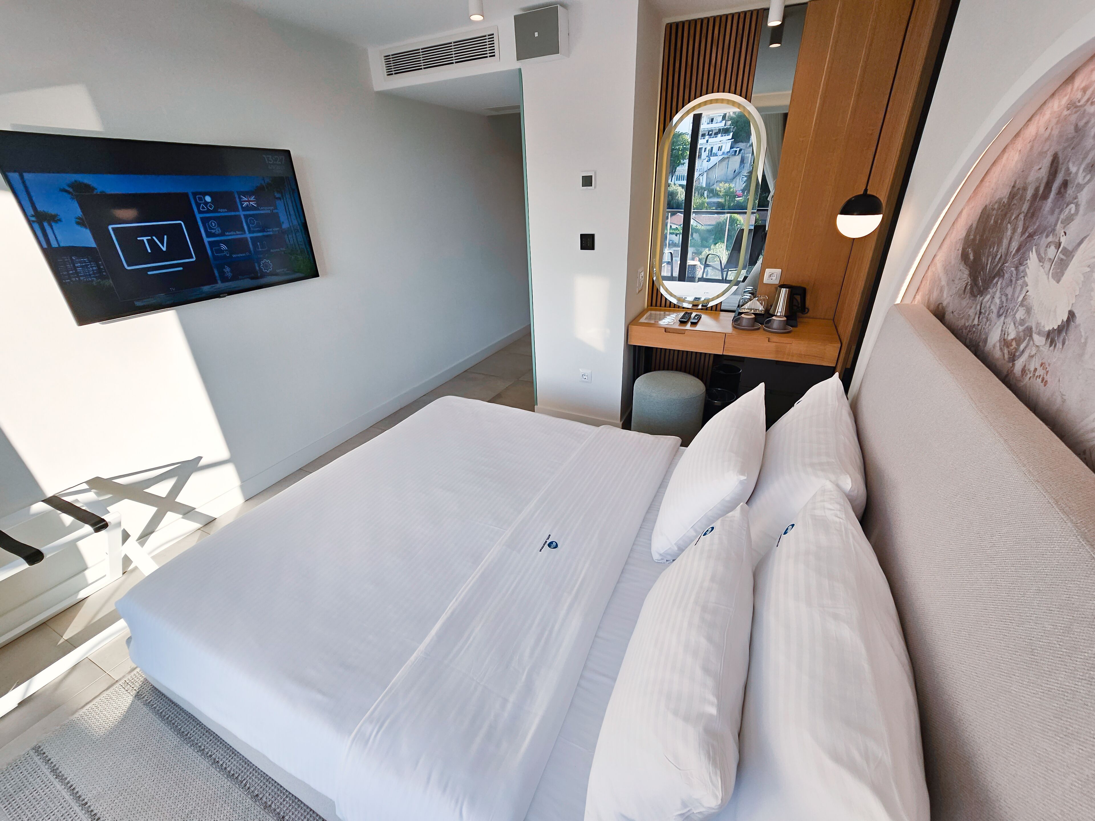 Luxe beddengoed, bedden met traagschuimmatras, een kluis op de kamer