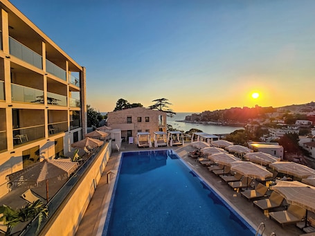 Una piscina al aire libre. The New Hotel Mediteran Villa Edition