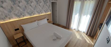 Deluxe Double Room | 1 bedroom, minibar, in-room safe, soundproofing