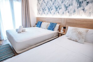 Habitación triple estándar | Minibar, caja de seguridad en la habitación y insonorización 