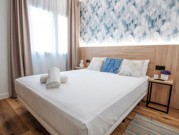 Standard Room | Minibar, in-room safe, soundproofing, iron/ironing board