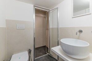 Studio | Bilik Mandi | Pancuran mandi, hulu semburan mandi hujan, pengering rambut, bidet 