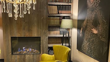 Deluxe Suite | 1 bedroom, minibar, individually decorated, individually furnished