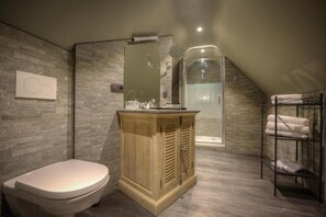 Deluxe Suite | Bathroom | Designer toiletries, hair dryer, bathrobes, slippers - 't Hartje van Brugge (Bruges)