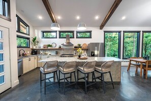 Fridge, microwave, oven, stovetop - Arcade Game, Board Games, Hot Tub, Fire Pit, Pets, Manhattan (Broken Bow)