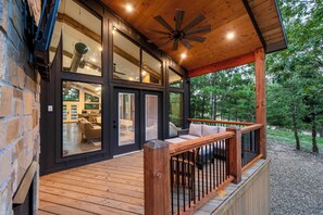 Terrace/patio - Arcade Game, Board Games, Hot Tub, Fire Pit, Pets, Manhattan (Broken Bow)