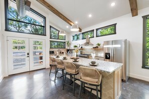 Fridge, microwave, oven, stovetop - Arcade Game, Board Games, Hot Tub, Fire Pit, Pets, Manhattan (Broken Bow)