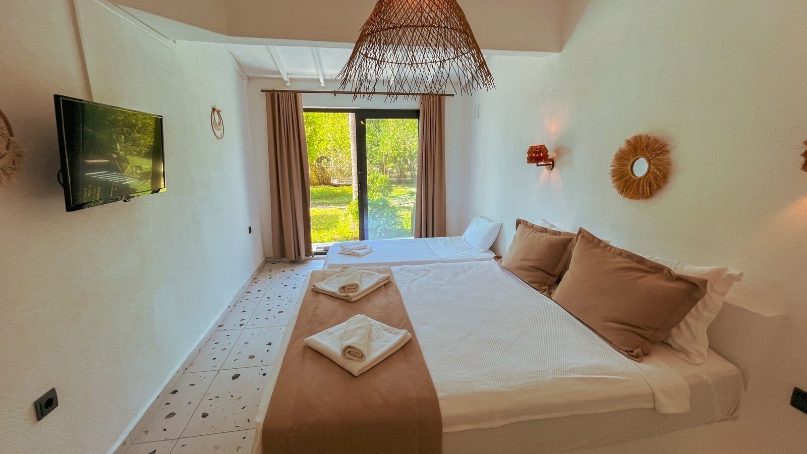 Standard Triple Room, Garden View | Peralatan tempat tidur premium, bar mini, Wi-fi percuma, cadar katil 