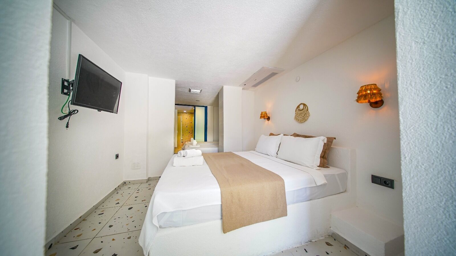 Deluxe Quadruple Room, Garden View | Peralatan tempat tidur premium, bar mini, Wi-fi percuma, cadar katil 