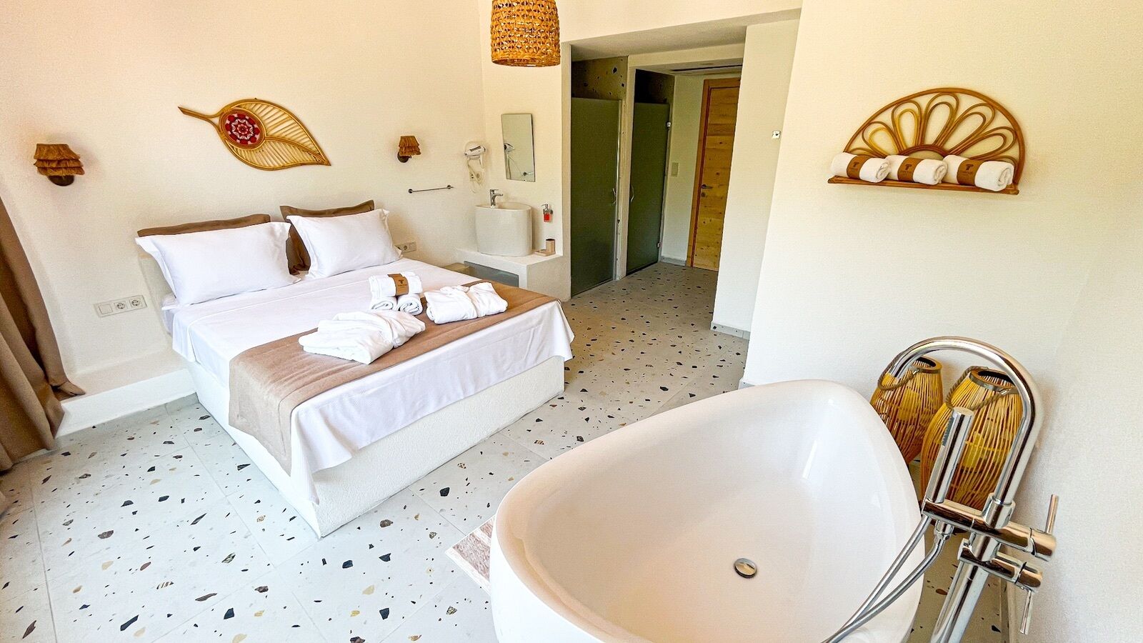 Habitación clásica, vista parcial al mar | Ropa de cama de alta calidad, minibar, wifi gratis y ropa de cama 