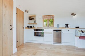 Cabin | Private kitchen | Fridge, microwave, oven, stovetop - Woodpecker Hill - Apple Orchard in Alfriston (Polegate)