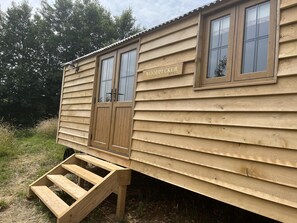 Cabin | Exterior - Woodpecker Hill - Apple Orchard in Alfriston (Polegate)