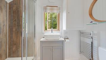 Cabin | Bathroom | Shower, hair dryer, towels