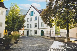 Front of property - blaue rose (Feldkirch)