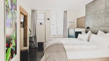 Cubrecamas, caja de seguridad en la habitación y escritorio