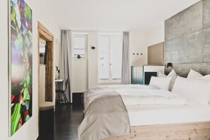 Edredón, caja de seguridad en la habitación, escritorio y wifi gratis 