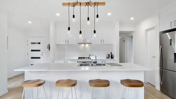 Geladeira, micro-ondas, fogão, lava-louças