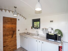 Cottage | Private kitchen | Fridge, toaster, cookware/dishes/utensils