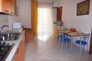 Refrigerador, microondas y parrilla de estufa 