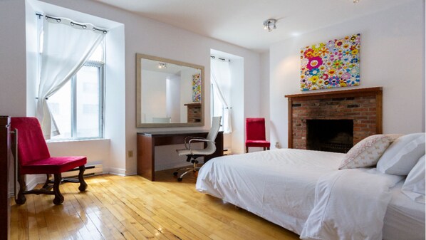 3 bedrooms, WiFi, bed sheets - Amazing location downtown - 3 bedroom - 1 month or more stays (Montréal)