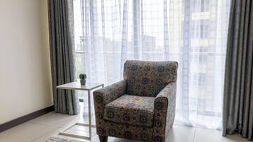 Apartamento ejecutivo | Zona de estar | Televisión de pantalla plana de 42 pulgadas con canales digitales