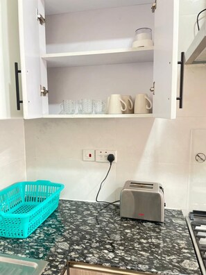 Apartamento luxo | Cozinha privada | Geladeira, micro-ondas, fogão, torradeira