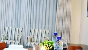 Apartamento Deluxe | Servicio de comidas en la habitación