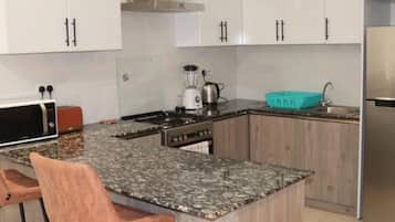 Refrigerador, microondas, horno, tostadora