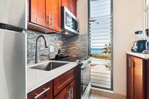Frigorífico, microondas, horno y placa de cocina