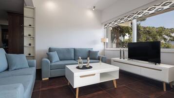Relux Sea View 2 Bedroom Apartment by BluPine | Área de estar | TV de tela plana 32 polegadas com canais digitais, TV