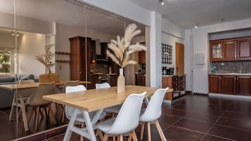 Relux Sea View 2 Bedroom Apartment by BluPine | Ruang makan