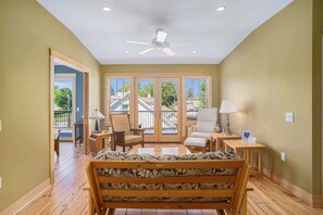 Télévision, cheminée, espaces bureaux