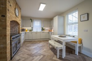 Réfrigérateur, micro-ondes, four, lave-vaisselle