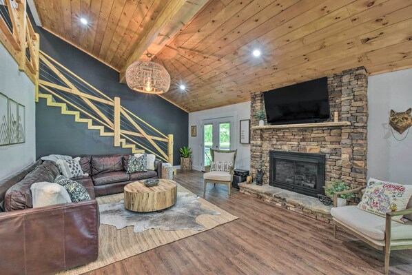 Smart TV, chimenea y libros