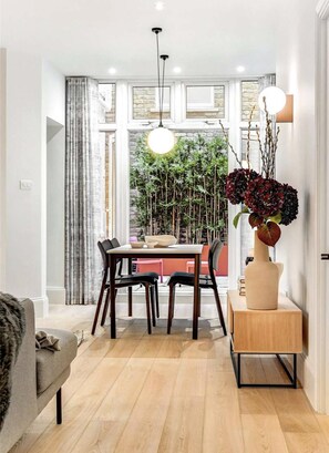 Dining - Impeccable 2-bed Apartment in London (London)