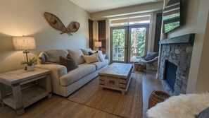 Télévision, cheminée, table de tennis de table