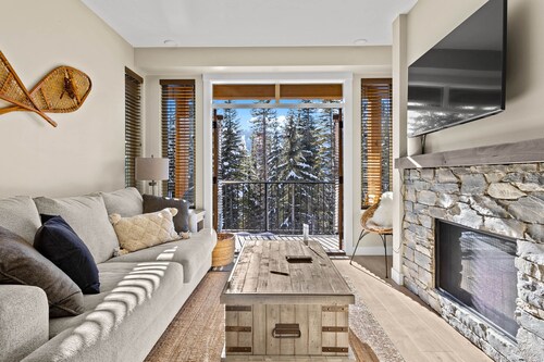 Modern Condo | True Ski-In & Ski-Out | Private Hot Tub | Fireplace