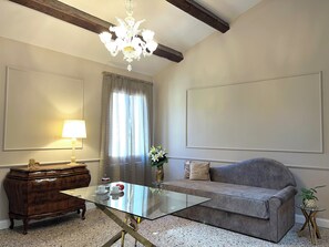 Superior-Apartment | Wohnbereich | 40-Zoll-Fernseher mit Satellitenempfang