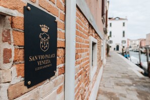 A sign for "San Vio Palace Venezia Luxury Apartments" mounted on a brick wall. - SAN VIO PALACE LUXURY APARTMENTS (Venice)