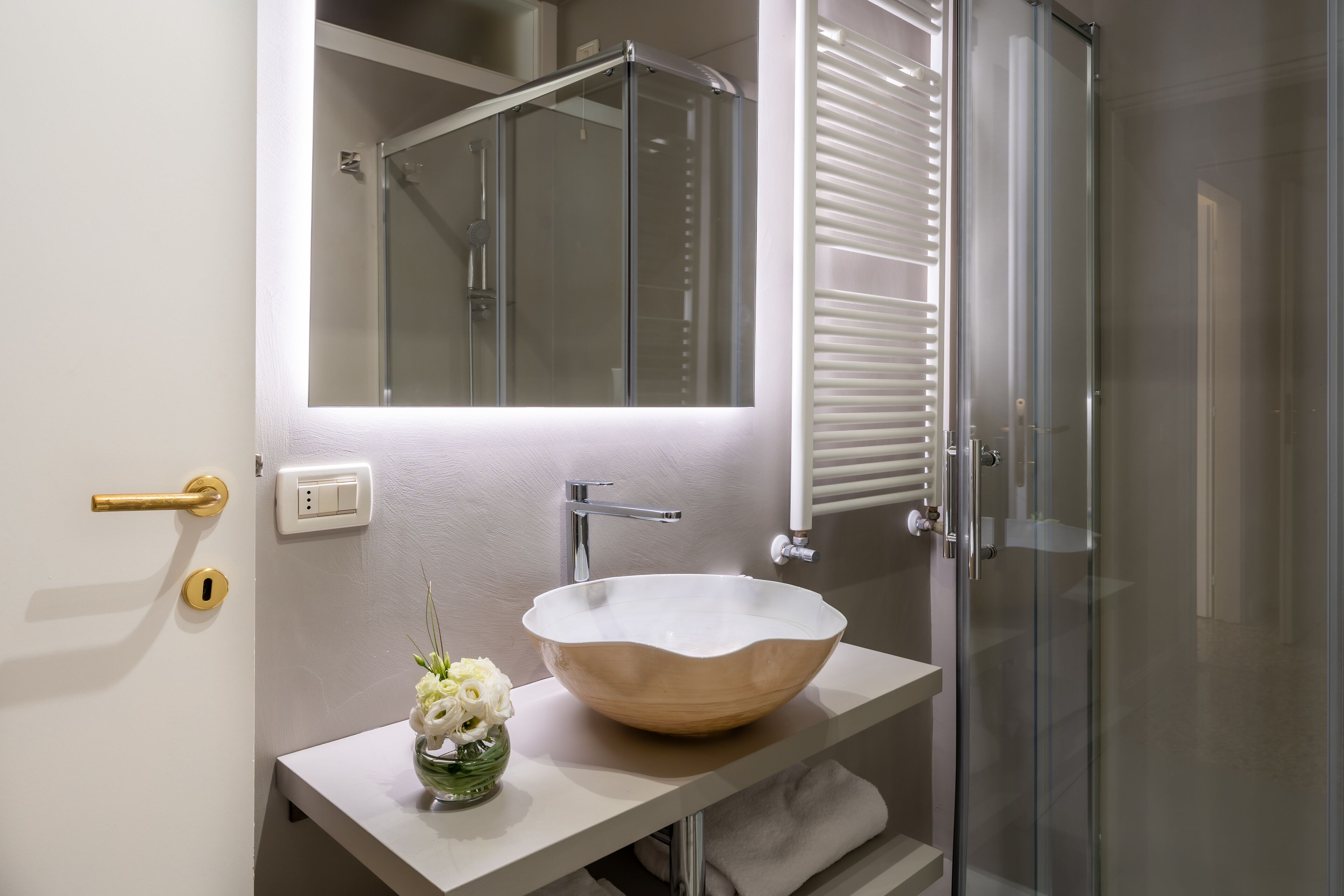 Superior-Apartment | Badezimmer | Dusche, Regendusche, kostenlose Toilettenartikel, Haartrockner