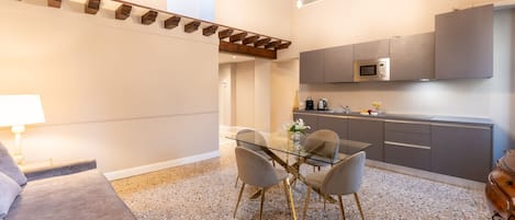 Una cocina moderna con armarios grises y un microondas.