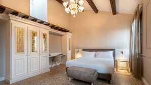 A bedroom with a large bed, a desk, and a wardrobe. - SAN VIO PALACE LUXURY APARTMENTS (Venice)