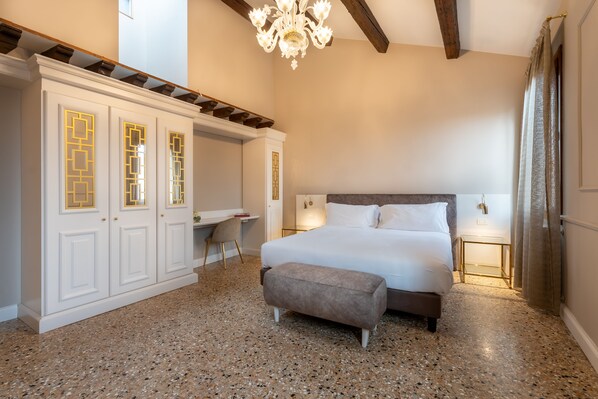 A bedroom with a large bed, a desk, and a wardrobe. - SAN VIO PALACE LUXURY APARTMENTS (Venice)