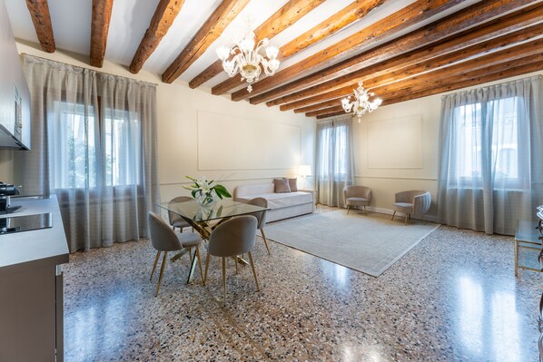 Superior-Apartment | Wohnbereich | 40-Zoll-Fernseher mit Satellitenempfang