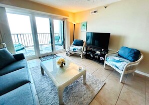 TV - XPLORIE ACTIVITIES & LINENS INCLUDED*! ! Direct Oceanfront, 2 bedroom, 2 bath condo with an open den. Indoor & outdoor pools. (Ocean City)