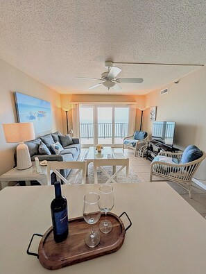 TV - XPLORIE ACTIVITIES & LINENS INCLUDED*! ! Direct Oceanfront, 2 bedroom, 2 bath condo with an open den. Indoor & outdoor pools. (Ocean City)