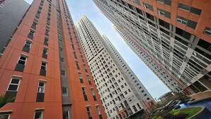 A high-rise residential building with multiple floors, large windows, and a modern architectural design. - Transpark Juanda Bekasi by 21 Room (Bekasi)