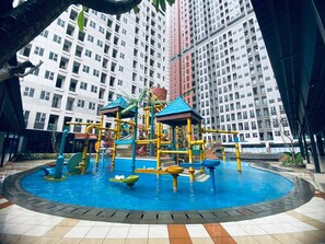 2 outdoor pools