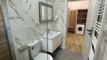 SĂšche-cheveux, serviettes fournies, savon, papier toilette